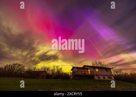 Questo cattura i raggi colorati di aurora che torreggiano il cielo e mostrano una varietà di colori, dal verde al rosso e al magenta, e al blu giusto Foto Stock