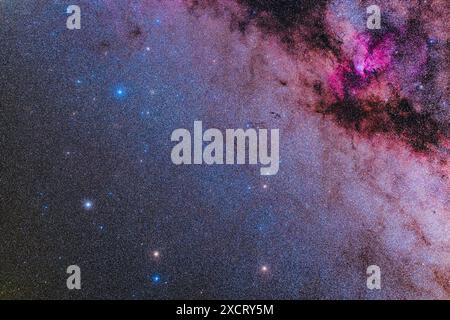 Questo incornicia la ricca regione della via Lattea meridionale nella piccola costellazione di Ara. La grande nebulosa rossa in alto a destra è NGC 6188, alias RCW 108, Foto Stock