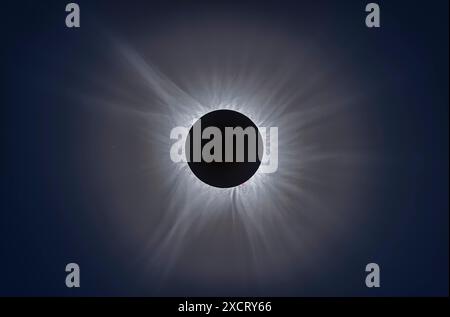 Questo è un primo piano telescopico del Sole eclissato all'8 aprile 2024, eclissi solare totale, con l'intricata atmosfera del Sole, la corona, surroundi Foto Stock