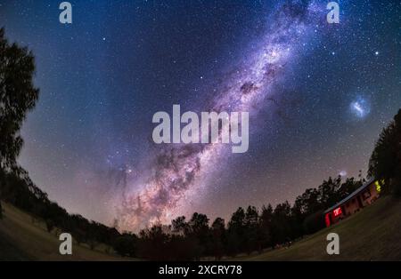 Questo incornicia l'aborigeno australiano "Dark EMU" fatto di piste di polvere scura nella via Lattea mentre si innalza a est. Gli spettacolari tratti meridionali di Foto Stock