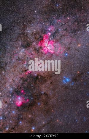 Questo è un ritratto del complesso di nebulose in Centaurus e carina nella parte più meridionale della via Lattea. La nebulosa nella parte inferiore è IC 2948, Foto Stock