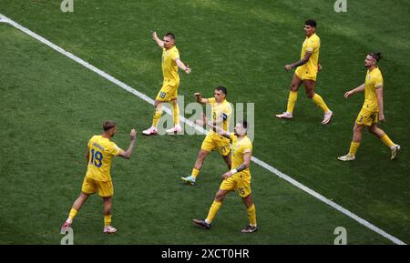 MONACO DI BAVIERA, GERMANIA - 17 GIUGNO: Razvan Marin di Romania festeggia il gol 2:0 con Nicolae Stanciu di Romania Andrei Burca di Romania Denis Dragus di Romania durante la partita a gironi di UEFA EURO 2024 tra Romania e Ucraina alla Munich Football Arena il 17 giugno 2024 a Monaco di Baviera, Germania. © diebilderwelt / Alamy Stock Foto Stock