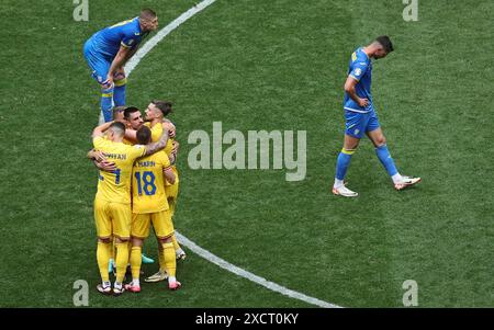MONACO, GERMANIA - 17 GIUGNO: I giocatori rumeni festeggiano a tempo pieno dopo la vittoria della squadra la partita a gironi UEFA EURO 2024 tra Romania e Ucraina alla Munich Football Arena il 17 giugno 2024 a Monaco, Germania. © diebilderwelt / Alamy Stock Foto Stock