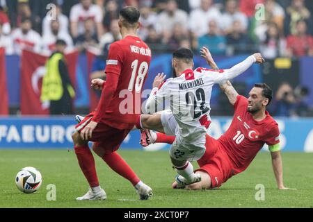 BVB Stadion Dortmund, Dortmund, Germania. 18 giugno 2024. Euro 2024 gruppo F calcio, Turchia contro Georgia; Mert Muldur (TUR) guarda come Georges Mikautadze (GEO) è affrontato da Hakan Calhanoglu (TUR) credito: Action Plus Sports/Alamy Live News Foto Stock