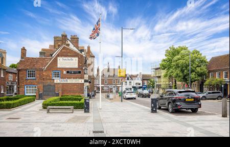 Vista lungo High Street a Baldock, Hertfordshire, Regno Unito, il 13 giugno 2024 Foto Stock