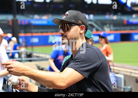 I San Francisco Giants Michael conforto #8 firmano per i tifosi prima della partita di baseball contro i New York Mets al Citi Field di Corona, N.Y., domenica 26 maggio 2024. (Foto: Gordon Donovan) Foto Stock