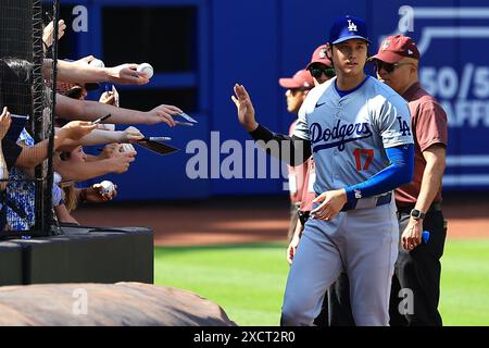 Los Angeles Dodgers Shohei Ohtani n. 17 firma per i tifosi prima della partita di baseball contro i New York Mets al Citi Field di Corona, N.Y., martedì 28 maggio 2024. (Foto: Gordon Donovan) Foto Stock