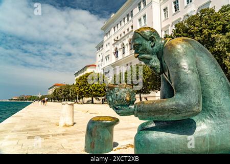 Statua Spiridon Brusina an der Promenade Zara, Kroatien, Europa | Statua Spiridon Brusina sul lungomare di Zara, Croazia, Europa Foto Stock