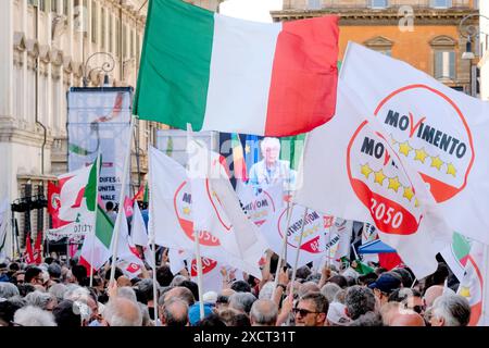 Roma, Italia. 18 giugno 2024. Manifestazione convocata dai partiti di opposizione per la difesa della Costituzione italiana, Piazza Santi Apostoli a Roma, Marted&#xec; 18 giugno 2024 (foto Mauro Scrobogna/LaPresse) manifestazione indetta dai partiti di opposizione per la difesa della Costituzione italiana, Piazza Santi Apostoli a Roma martedì 18 giugno 2024 (foto di Mauro Scrobogna/LaPresse) crediti: LaPresse/Alamy Live News Foto Stock