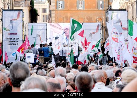 Roma, Italia. 18 giugno 2024. Manifestazione convocata dai partiti di opposizione per la difesa della Costituzione italiana, Piazza Santi Apostoli a Roma, Marted&#xec; 18 giugno 2024 (foto Mauro Scrobogna/LaPresse) manifestazione indetta dai partiti di opposizione per la difesa della Costituzione italiana, Piazza Santi Apostoli a Roma martedì 18 giugno 2024 (foto di Mauro Scrobogna/LaPresse) crediti: LaPresse/Alamy Live News Foto Stock