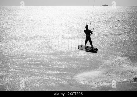 TARIFA, SPAGNA - 25 MAGGIO 2024: Kitesurfing al tramonto a Tarifa, Spagna, il 25 maggio 2024 Foto Stock