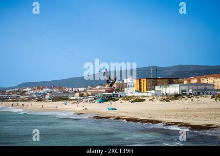 TARIFA, SPAGNA - 25 MAGGIO 2024: Kitesurfing al tramonto a Tarifa, Spagna, il 25 maggio 2024 Foto Stock