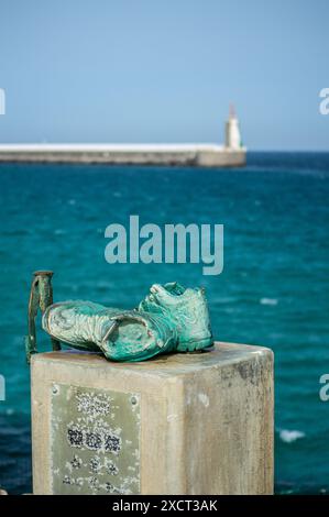 TARIFA, SPAGNA - 25 MAGGIO 2024: Strada per Isla de Las Palomas a Tarifa, Spagna, il 25 maggio 2024 Foto Stock