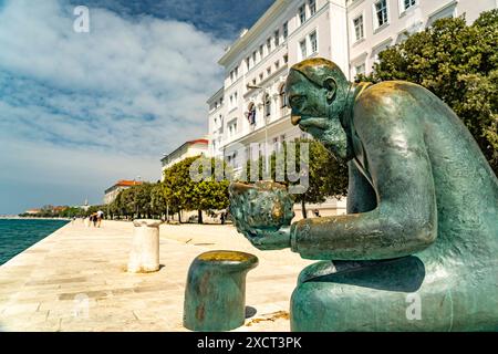 Statua Spiridon Brusina Statua Spiridon Brusina an der Promenade Zara, Kroatien, Europa Statua Spiridon Brusina sul lungomare di Zara, Foto Stock