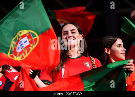 Un tifoso portoghese in piedi davanti alla partita UEFA Euro 2024 del gruppo F allo Stadio di Lipsia, in Germania. Data foto: Martedì 18 giugno 2024. Foto Stock