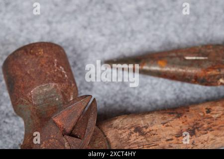 Utensili manuali, pinze, cacciavite e martello arrugginiti e trascurati! Foto Stock