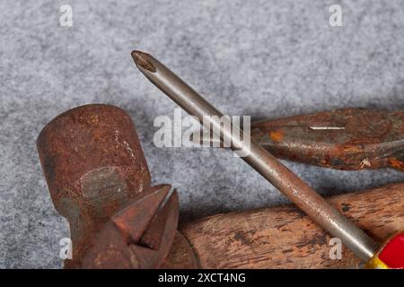 Utensili manuali, pinze, cacciavite e martello arrugginiti e trascurati! Foto Stock