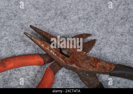 Utensili manuali, pinze, cacciavite e martello arrugginiti e trascurati! Foto Stock