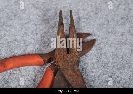 Utensili manuali, pinze, cacciavite e martello arrugginiti e trascurati! Foto Stock