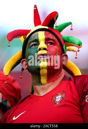 Un tifoso portoghese in piedi davanti alla partita UEFA Euro 2024 del gruppo F allo Stadio di Lipsia, in Germania. Data foto: Martedì 18 giugno 2024. Foto Stock
