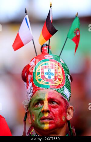 Un tifoso portoghese in piedi davanti alla partita UEFA Euro 2024 del gruppo F allo Stadio di Lipsia, in Germania. Data foto: Martedì 18 giugno 2024. Foto Stock