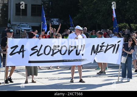 Bratislava, Slovacchia. 18 giugno 2024. Circa 1.000 manifestanti marciarono da Piazza SNP di Bratislava a Piazza Svoboda (Freedom), dove ebbe inizio un concerto a sostegno della libertà dei media a Bratislava, Slovacchia, il 18 giugno 2024. I manifestanti hanno cantato slogan come "non rinunceremo alla libertà” e "non staremo in silenzio”, aggiunge. Crediti: Vaclav Salek/CTK Photo/Alamy Live News Foto Stock