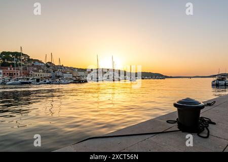 Bellissimo tramonto nel porto turistico di Mali sull'isola di Lussino, nel mare Adriatico, in Croazia Foto Stock