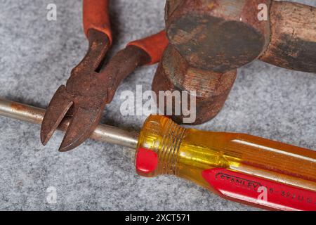 Utensili manuali, pinze, cacciavite e martello arrugginiti e trascurati! Foto Stock