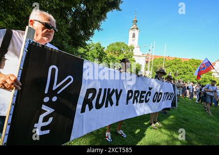 Bratislava, Slovacchia. 18 giugno 2024. Circa 1.000 manifestanti marciarono da Piazza SNP di Bratislava a Piazza Svoboda (Freedom), dove ebbe inizio un concerto a sostegno della libertà dei media a Bratislava, Slovacchia, il 18 giugno 2024. I manifestanti hanno cantato slogan come "non rinunceremo alla libertà” e "non staremo in silenzio”, aggiunge. Crediti: Vaclav Salek/CTK Photo/Alamy Live News Foto Stock