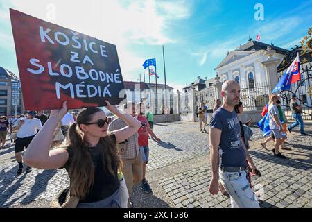 Bratislava, Slovacchia. 18 giugno 2024. Circa 1.000 manifestanti marciarono da Piazza SNP di Bratislava a Piazza Svoboda (Freedom), dove ebbe inizio un concerto a sostegno della libertà dei media a Bratislava, Slovacchia, il 18 giugno 2024. I manifestanti hanno cantato slogan come "non rinunceremo alla libertà” e "non staremo in silenzio”, aggiunge. Crediti: Vaclav Salek/CTK Photo/Alamy Live News Foto Stock