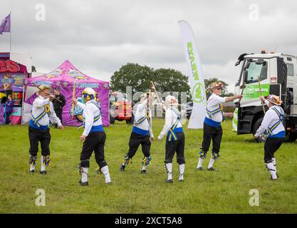 Cheshire Show, Clay House Farm, Flittogate Lane, Knutsford - 18 giugno 2024 - il Royal Cheshire County Show 2024 è uno splendido omaggio all'idilliaca campagna del Cheshire, all'agricoltura, alla deliziosa cucina e al sano intrattenimento per famiglie. Ospita gare di bestiame, eventi equestri, prodotti locali, artigianato e un villaggio gastronomico con dimostrazioni di cucina dal vivo da parte dei migliori chef. Mersey Morris intrattiene la gente di Cheshire e Merseyside dal 1960, quando le squadre di Liverpool e Wirral Morris decisero di fondersi. Lo spettacolo ha segnato il suo 185 ° anniversario nell'anno 2023. Foto Stock