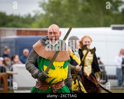 Cheshire Show, Clay House Farm, Flittogate Lane, Knutsford - 18 giugno 2024 - il Royal Cheshire County Show 2024 è uno splendido omaggio all'idilliaca campagna del Cheshire, all'agricoltura, alla deliziosa cucina e al sano intrattenimento per famiglie. Ospita gare di bestiame, eventi equestri, prodotti locali, artigianato e un villaggio gastronomico con dimostrazioni di cucina dal vivo da parte dei migliori chef. I Cavalieri di Nottingham si intrattenevano con giostre e combattimenti. Lo spettacolo ha segnato il suo 185 ° anniversario nell'anno 2023. Crediti: John Hopkins/Alamy Live News Foto Stock