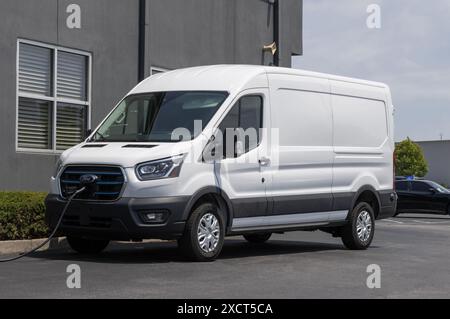 Plainfield - 16 giugno 2024: Esposizione Ford e-Transit Cargo Van presso una concessionaria. Ford offre il trasporto e-Transit nei modelli Cargo Van, chassis Cab o Cutaway. Foto Stock