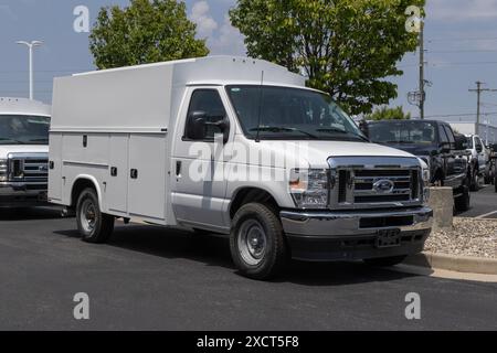 Plainfield - 16 giugno 2024: Ford e-350 RWD Cutaway con Knapheide Utility Bed. Ford offre la E350 con un motore V8 a gas da 7,3 litri. IL MIO: 2024 Foto Stock