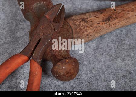 Utensili manuali, pinze, cacciavite e martello arrugginiti e trascurati! Foto Stock