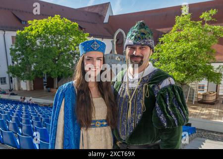 Straubing, Germania. 18 giugno 2024. Elena Hammerschmid nel ruolo di Agnes Bernauer e Sebastian Josef Danner nel ruolo del duca Alberto III si trovano di fronte a una prova nel cortile del palazzo ducale. I due sono la coppia ducale all'Agnes Bernauer Festival 2024. Crediti: Armin Weigel/dpa/Alamy Live News Foto Stock