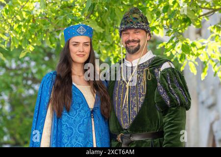 Straubing, Germania. 18 giugno 2024. Elena Hammerschmid nel ruolo di Agnes Bernauer e Sebastian Josef Danner nel ruolo del duca Alberto III sono sul palco nel cortile del palazzo ducale prima di una prova. I due sono la coppia ducale all'Agnes Bernauer Festival 2024. Crediti: Armin Weigel/dpa/Alamy Live News Foto Stock