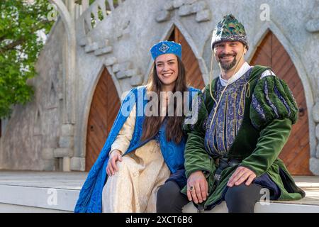 Straubing, Germania. 18 giugno 2024. Elena Hammerschmid nel ruolo di Agnes Bernauer e Sebastian Josef Danner nel ruolo del duca Alberto III siedono sul palco nel cortile del palazzo ducale prima di una prova. I due sono la coppia ducale all'Agnes Bernauer Festival 2024. Crediti: Armin Weigel/dpa/Alamy Live News Foto Stock