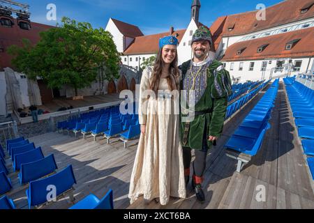 Straubing, Germania. 18 giugno 2024. Elena Hammerschmid nel ruolo di Agnes Bernauer e Sebastian Josef Danner nel ruolo del duca Alberto III si trovano di fronte a una prova nel cortile del palazzo ducale. I due sono la coppia ducale all'Agnes Bernauer Festival 2024. Crediti: Armin Weigel/dpa/Alamy Live News Foto Stock