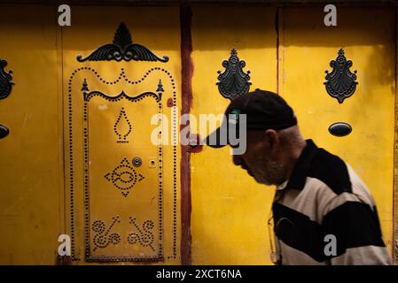 Tunisi, Tunisia. 7 maggio 2024. Splendida porta gialla decorata nel suk di Tunisi Medina, un quartiere patrimonio dell'umanità dell'UNESCO di Tunisi, capitale della Tunisia (foto di John Wreford/SOPA Images/Sipa USA) credito: SIPA USA/Alamy Live News Foto Stock