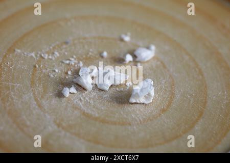 Rocce bianche di cocaina primo piano sfondo dope stampe di grandi dimensioni di alta qualità pellicole di orso di cocaina volano al sicuro continua a sognare Foto Stock