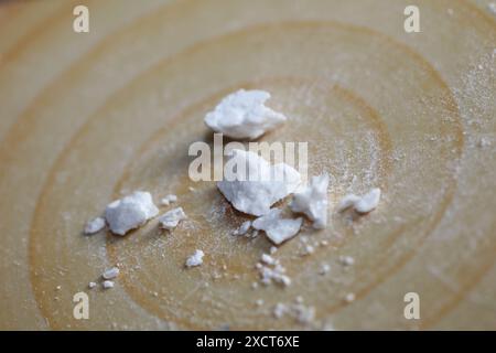 Rocce bianche di cocaina primo piano sfondo dope stampe di grandi dimensioni di alta qualità pellicole di orso di cocaina volano al sicuro continua a sognare Foto Stock