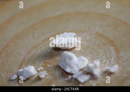 Rocce bianche di cocaina primo piano sfondo dope stampe di grandi dimensioni di alta qualità pellicole di orso di cocaina volano al sicuro continua a sognare Foto Stock