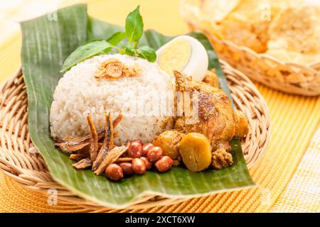 Nasi Limak su una foglia con Kerupuk o Cracker su Sfondo Foto Stock