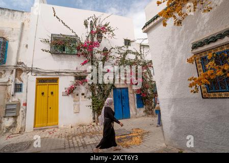 Tunisi, Tunisia. 7 maggio 2024. Tradizionali porte blu e gialle della tipica architettura tunisina nei vicoli colorati della Medina a Tunisi. (Foto di John Wreford/SOPA Images/Sipa USA) credito: SIPA USA/Alamy Live News Foto Stock