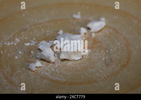 Rocce bianche di cocaina primo piano sfondo dope stampe di grandi dimensioni di alta qualità pellicole di orso di cocaina volano al sicuro continua a sognare Foto Stock