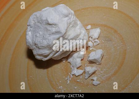 Rocce bianche di cocaina primo piano sfondo dope stampe di grandi dimensioni di alta qualità pellicole di orso di cocaina volano al sicuro continua a sognare Foto Stock