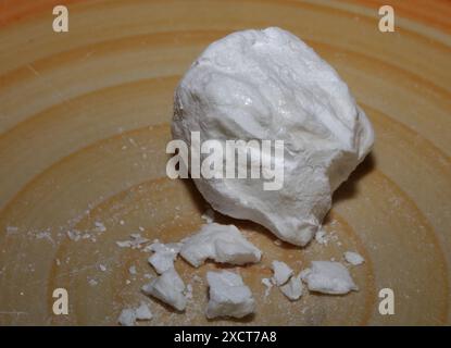 Rocce bianche di cocaina primo piano sfondo dope stampe di grandi dimensioni di alta qualità pellicole di orso di cocaina volano al sicuro continua a sognare Foto Stock