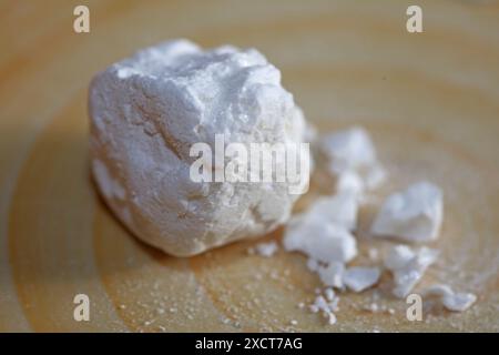 Rocce bianche di cocaina primo piano sfondo dope stampe di grandi dimensioni di alta qualità pellicole di orso di cocaina volano al sicuro continua a sognare Foto Stock