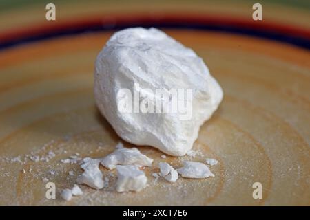 Rocce bianche di cocaina primo piano sfondo dope stampe di grandi dimensioni di alta qualità pellicole di orso di cocaina volano al sicuro continua a sognare Foto Stock